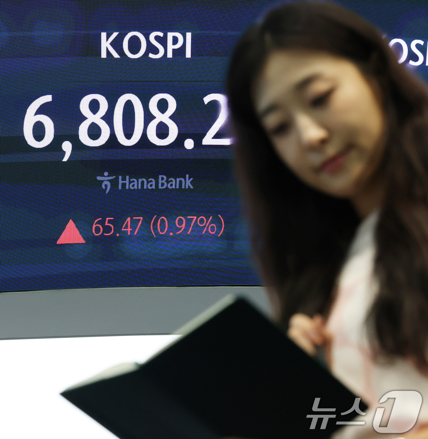 (서울=뉴스1) 오대일 기자 = 26일 오후 서울 중구 하나은행 본점 딜링룸 전광판에 코스피 등 종가가 표시되고 있다. 이날 코스피는 전 거래일 대비 0.97% 상승한 6,808. …