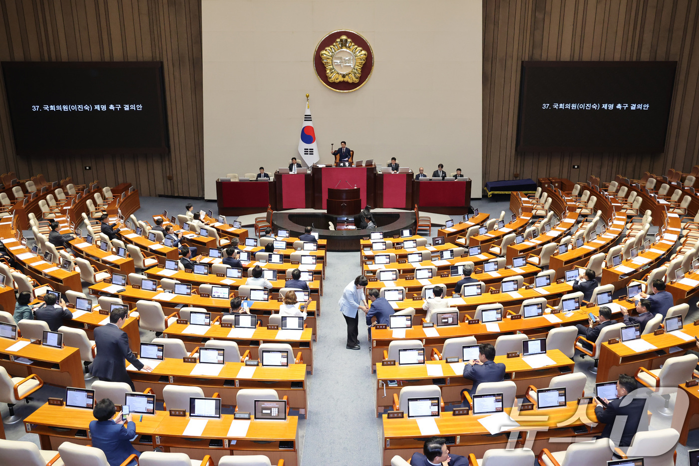 (서울=뉴스1) 신웅수 기자 = 26일 서울 여의도 국회에서 열린 제438회국회(임시회) 제2차 본회의에서 이진숙 국민의힘 의원 제명 촉구 결의안이 가결되고 있다. 2026.8.2 …