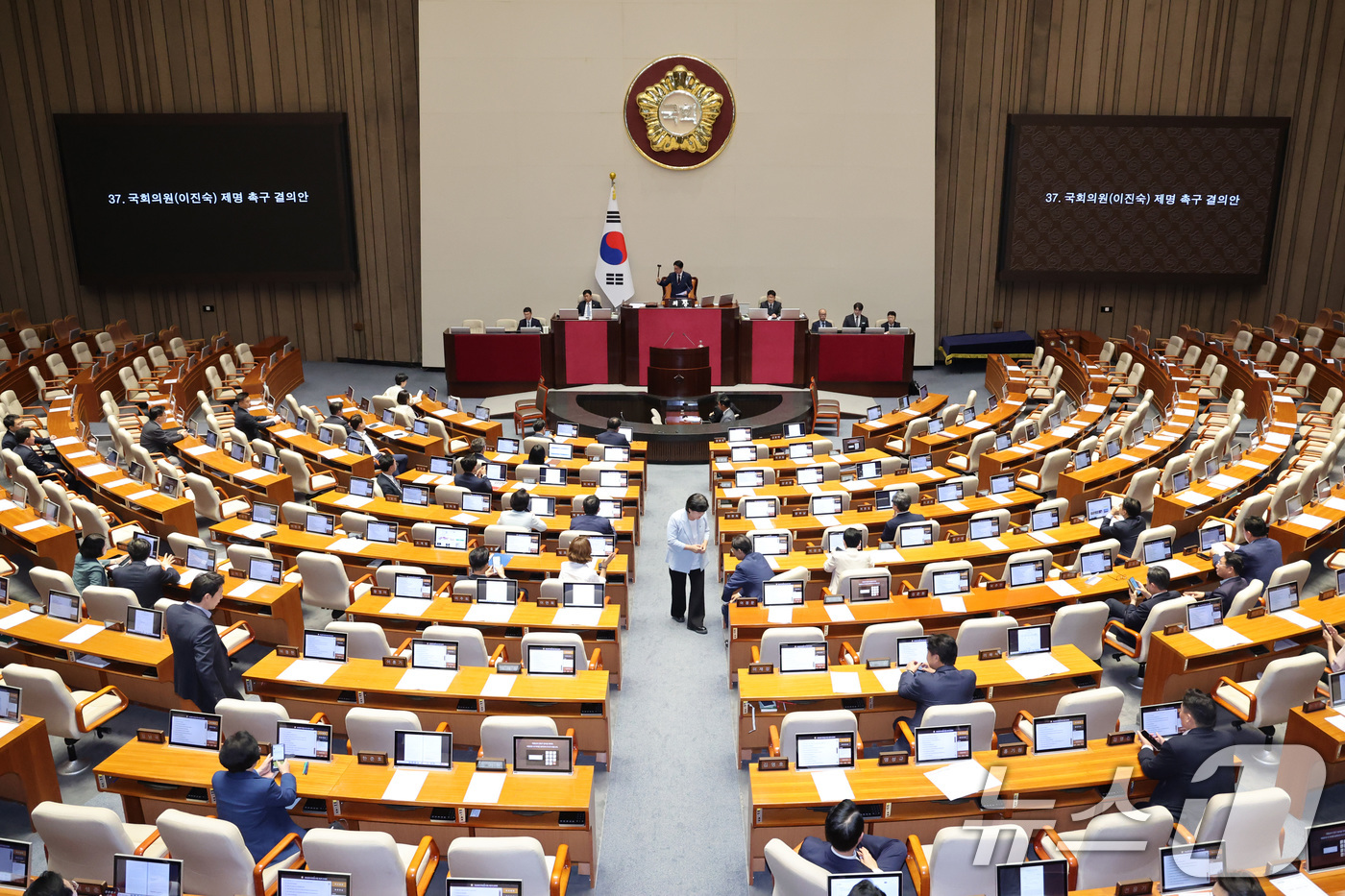 (서울=뉴스1) 신웅수 기자 = 26일 서울 여의도 국회에서 열린 제438회국회(임시회) 제2차 본회의에서 이진숙 국민의힘 의원 제명 촉구 결의안이 가결되고 있다. 2026.8.2 …