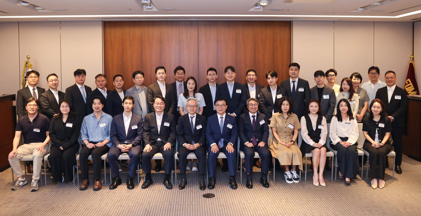 본문 이미지 - 박상진 한국산업은행 회장 초청 제191회 중견기업 CEO 오찬 강연회 참석자들이 기념사진을 찍고 있다.(중견기업연합회 제공)