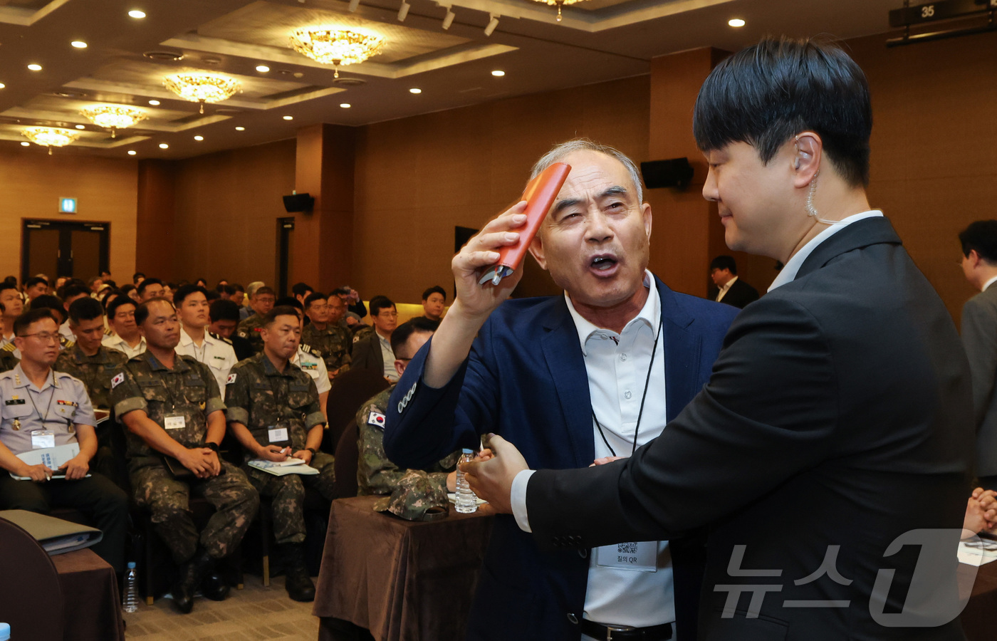 (서울=뉴스1) 최지환 기자 = 오상봉 예비역 육군대령이 26일 오후 서울 용산구 국방컨벤션에서 열린 국군사관학교 창설 공청회에서 발언권을 요구하고 있다. (공동취재) 2026.8 …