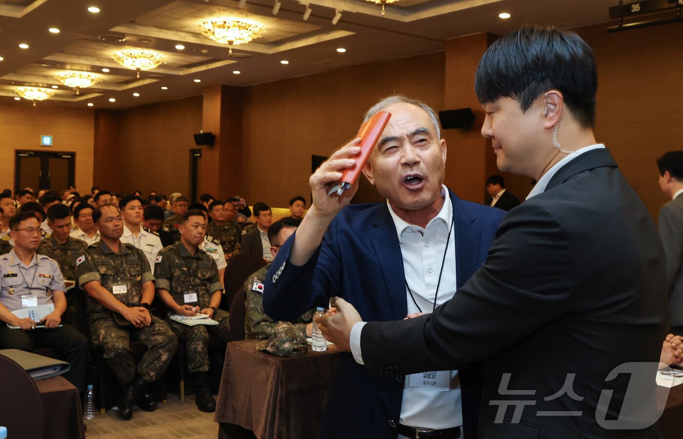 본문 이미지 - 오상봉 예비역 육군대령이 26일 오후 서울 용산구 국방컨벤션에서 열린 국군사관학교 창설 공청회에서 발언권을 요구하고 있다. (공동취재) 2026.8.26 ⓒ 뉴스1 최지환 기자