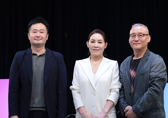포즈 취하는 최민선 대표·양수경·이시찬 감독