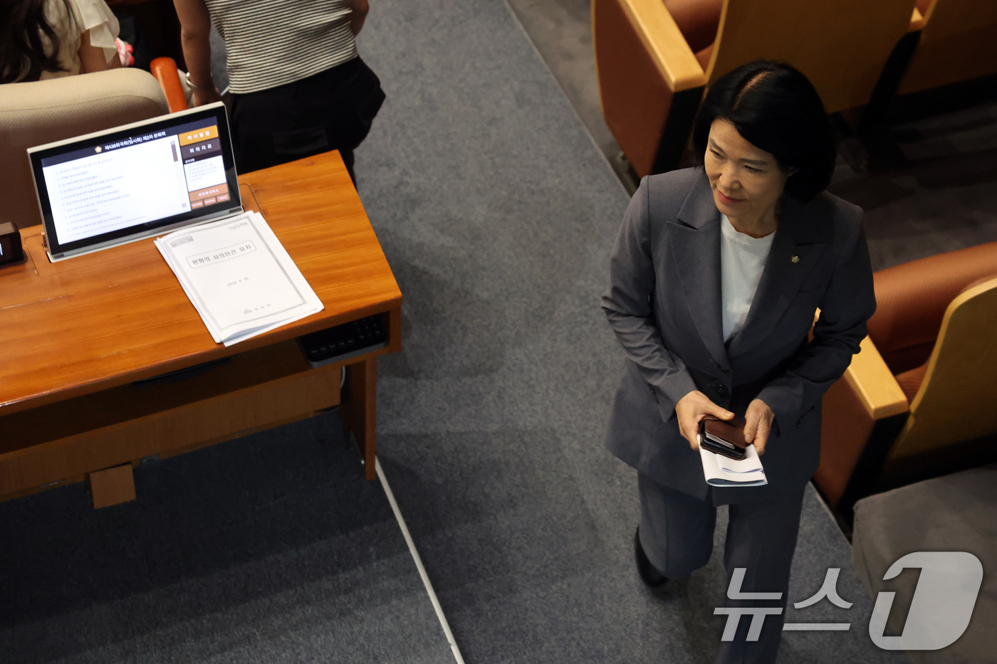 (서울=뉴스1) 황기선 기자 = 이진숙 국민의힘 의원이 26일 서울 여의도 국회에서 열린 제438회국회(임시회) 제2차 본회의에서 자신에 대한 제명 촉구 결의안이 상정되자 본회의장 …