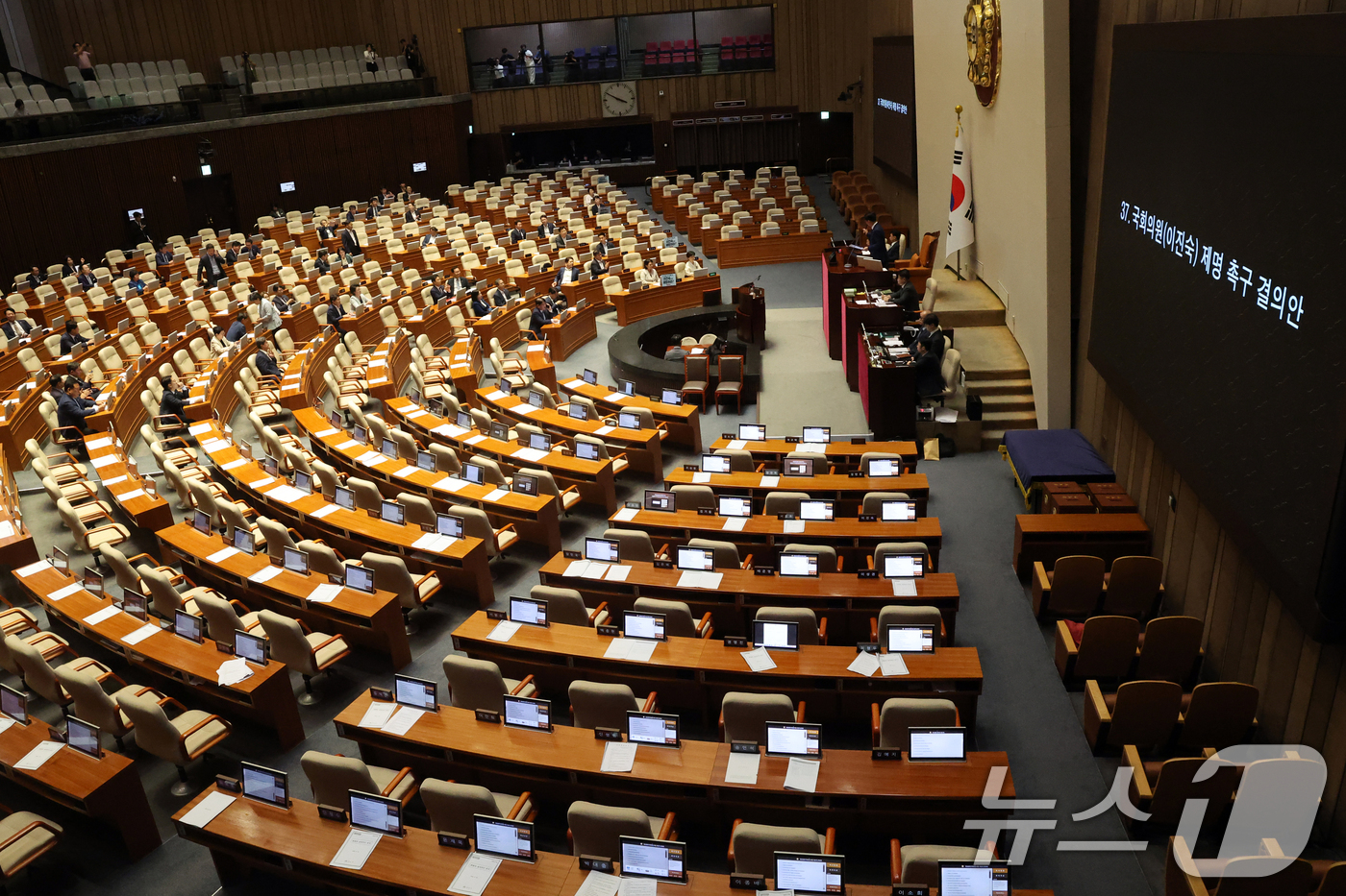 (서울=뉴스1) 황기선 기자 = 26일 서울 여의도 국회에서 열린 제438회국회(임시회) 제2차 본회의에서 국회의원(이진숙) 제명 촉구 결의안이 가결되고 있다.  2026.8.26 …
