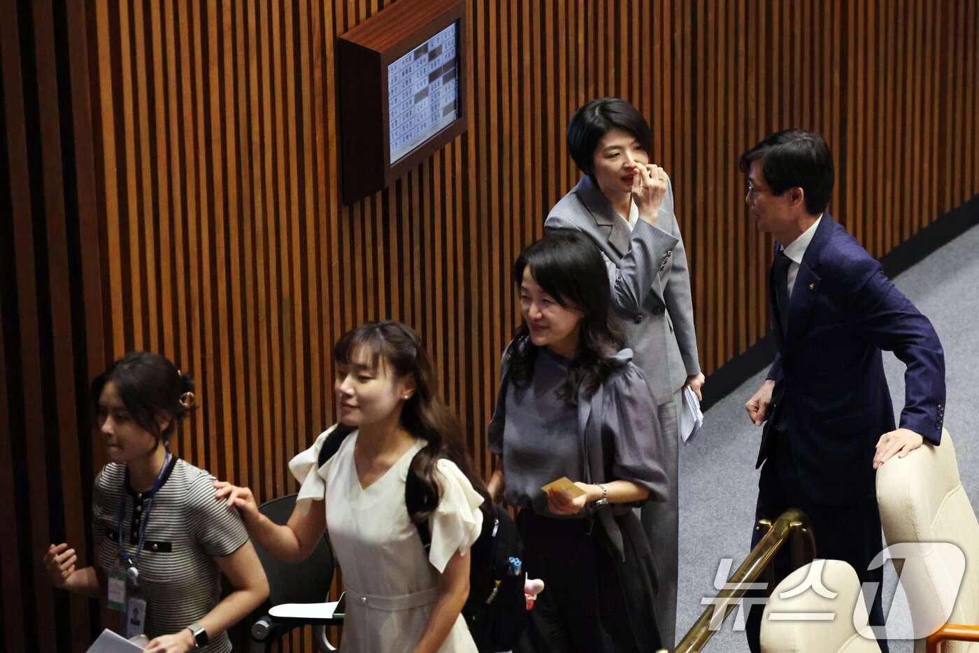 본문 이미지 - 국민의힘 조경태, 김예지, 한지아 의원이 26일 서울 여의도 국회에서 열린 제438회국회(임시회) 제2차 본회의에서 국회의원(이진숙) 제명 촉구 결의안 투표에 참석하고 있다. 이날 본회의에서 '국회의원 이진숙 제명 촉구 결의안'은 총투표수 159표 중 가 157표, 부 1표, 무효 1표로 가결했다. 2026.8.26 ⓒ 뉴스1 황기선 기자