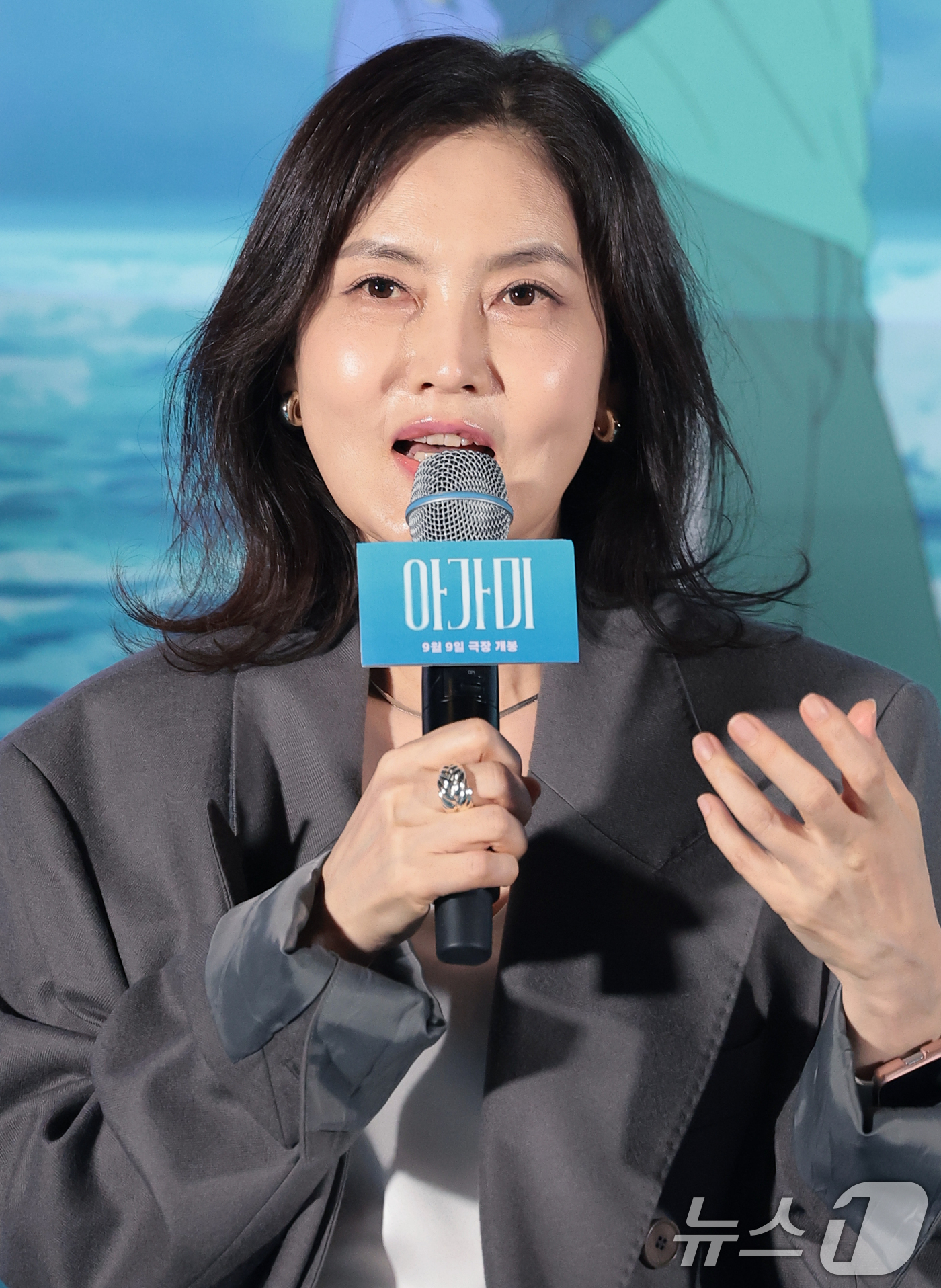 (서울=뉴스1) 권현진 기자 = 배우 김선영이 26일 서울 용산구 CGV용산아이파크몰에서 열린 영화 '아가미' 언론시사회에 참석해 인사를 하고 있다.‘아가미’는 깊은 물속에 던져진 …