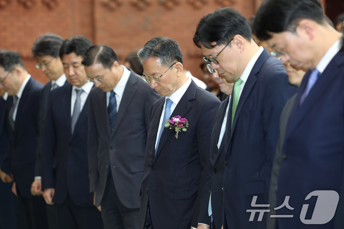 (과천=뉴스1) 김영운 기자 = 정성호 법무부 장관이 26일 경기 과천시 정부과천종합청사에서 열린 법무부 장관 이임식에서 순국선열에 대한 묵념을 하고 있다. 2026.8.26/뉴스 …