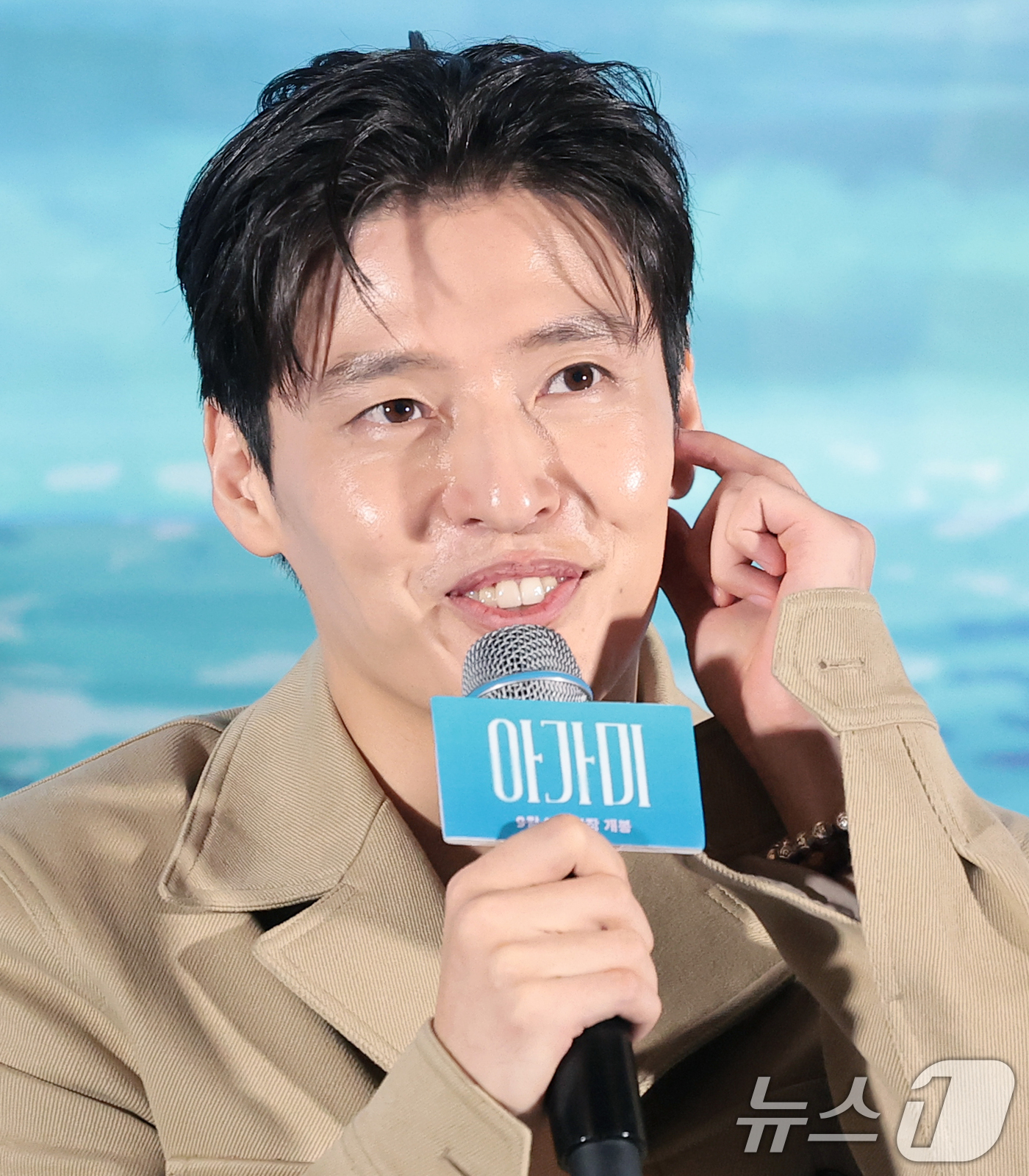 (서울=뉴스1) 권현진 기자 = 배우 강하늘이 26일 서울 용산구 CGV용산아이파크몰에서 열린 영화 '아가미' 언론시사회에 참석해 인사를 하고 있다.‘아가미’는 깊은 물속에 던져진 …