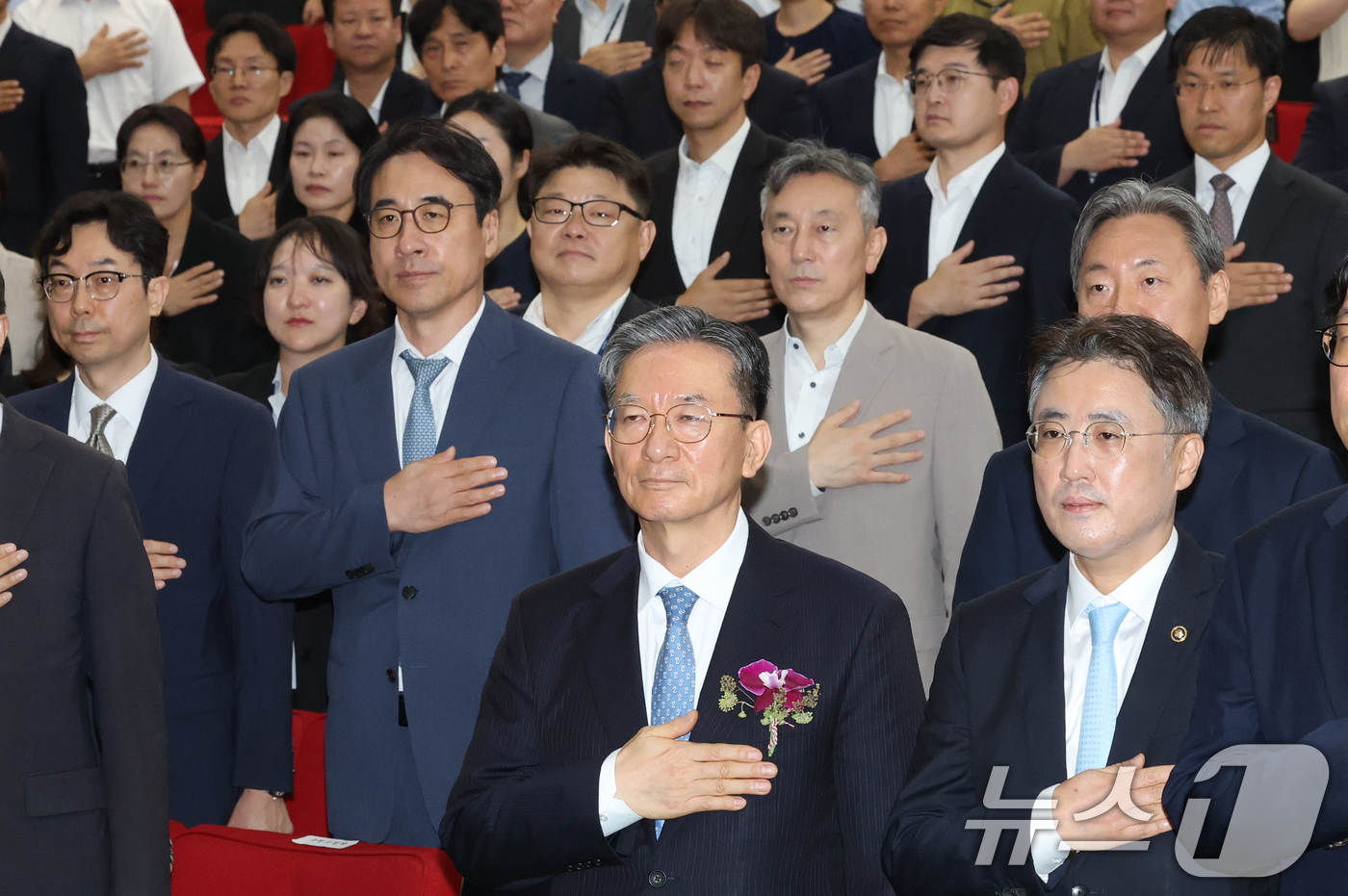 (과천=뉴스1) 김영운 기자 = 정성호 법무부 장관이 26일 경기 과천시 정부과천종합청사에서 열린 법무부 장관 이임식에서 국기에 대한 경례를 하고 있다. 2026.8.26/뉴스1