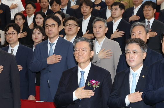 국기에 대한 경례하는 정성호 법무부 장관