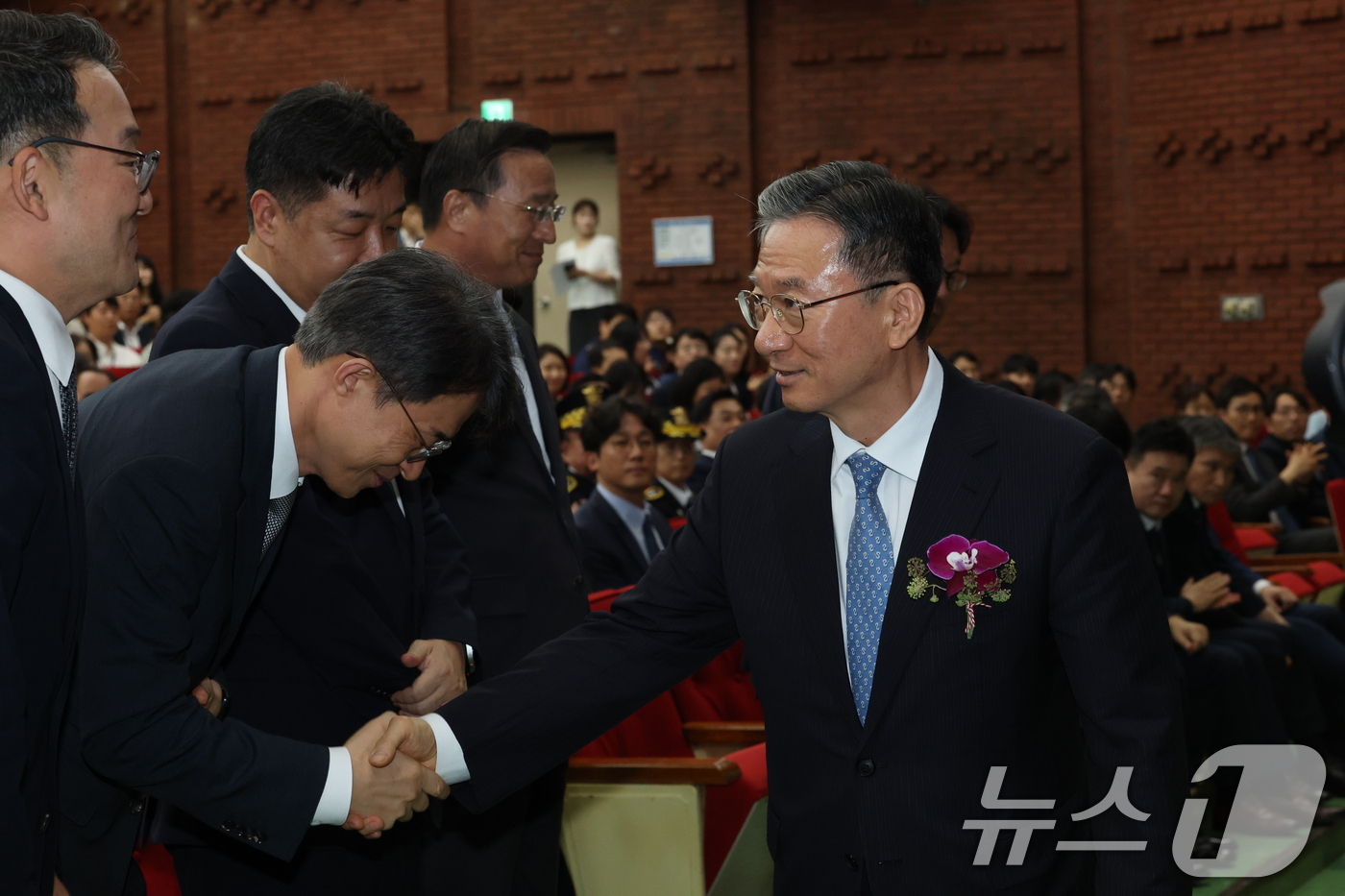 (서울=뉴스1) 김영운 기자 = 정성호 법무부 장관이 26일 경기 과천시 정부과천종합청사에서 열린 법무부 장관 이임식에서 참석자들과 악수하고 있다.  2026.8.26/뉴스1
