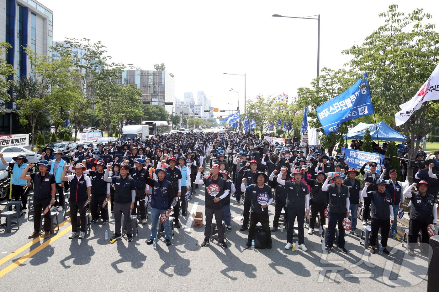 (광주=뉴스1) 조수민 기자 = 금속노조 광주전남지부 조합원들이 26일 오후 전남광주통합특별시청 광주청사 앞 도로에서 메가특구법 저지와 광주글로벌모터스(GGM) 문제 해결 등을 요 …