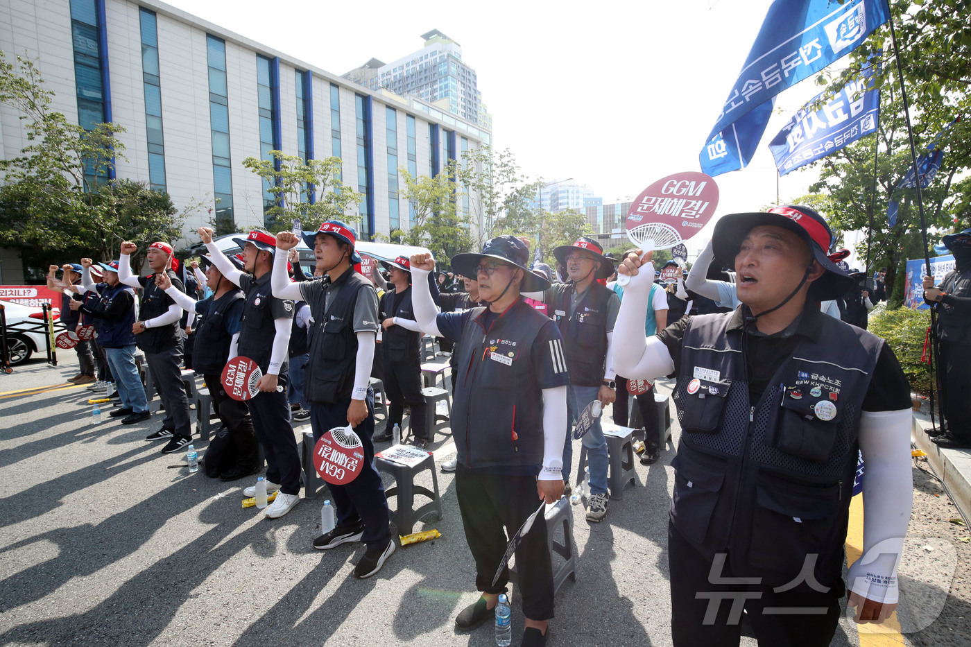 (광주=뉴스1) 조수민 기자 = 금속노조 광주전남지부 조합원들이 26일 오후 전남광주통합특별시청 광주청사 앞 도로에서 메가특구법 저지와 광주글로벌모터스(GGM) 문제 해결 등을 요 …