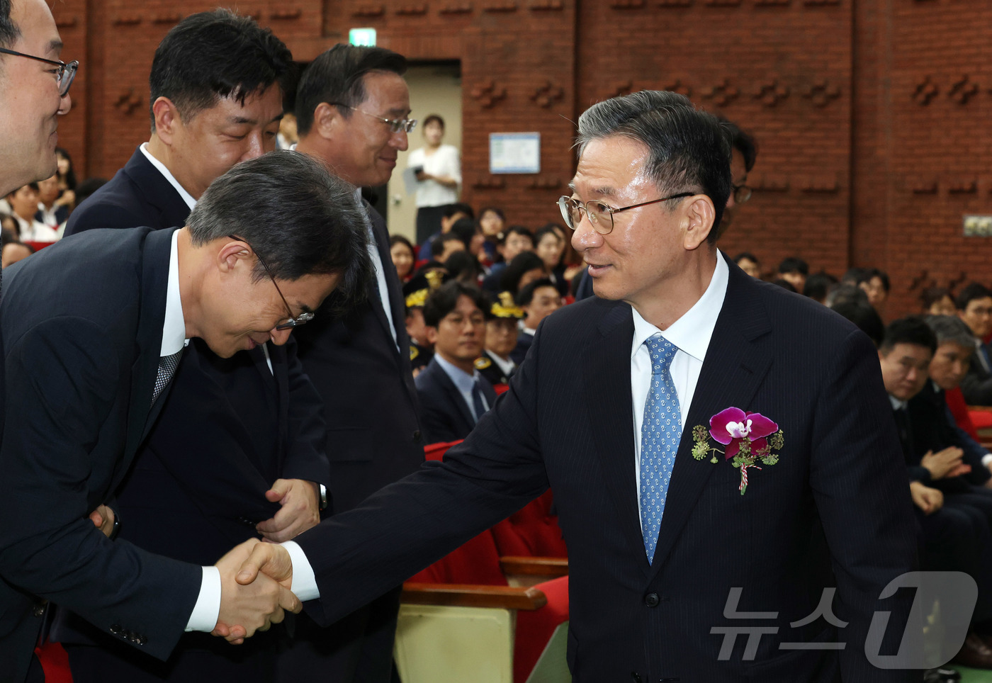 (과천=뉴스1) 김영운 기자 = 정성호 법무부 장관이 26일 경기 과천시 정부과천종합청사에서 열린 법무부 장관 이임식에서 참석자들과 인사 나누고 있다.  2026.8.26/뉴스1