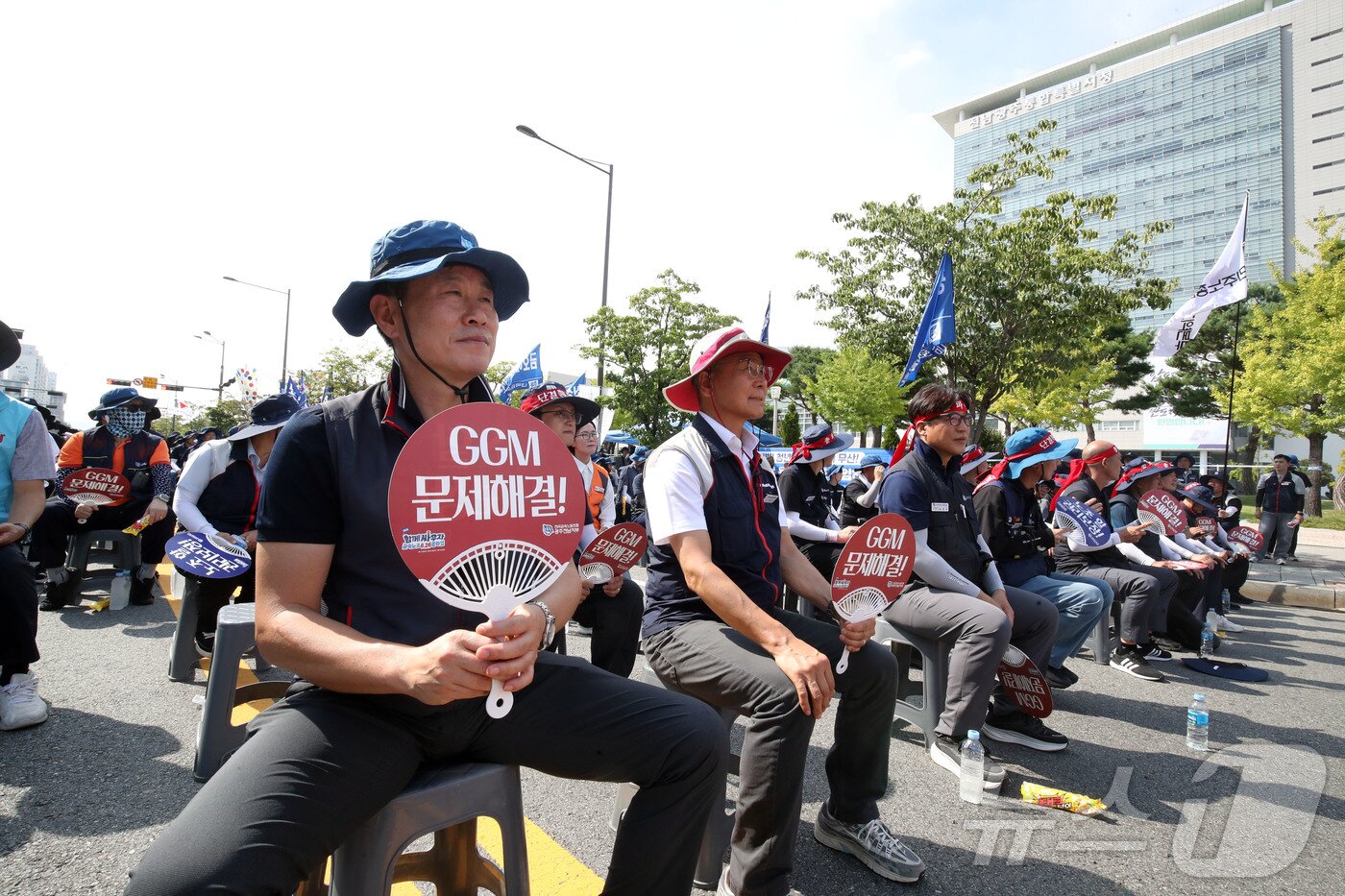 본문 이미지 - 금속노조 광주전남지부 조합원들이 26일 오후 전남광주통합특별시청 광주청사 앞 도로에서 메가특구법 저지와 광주글로벌모터스(GGM) 문제 해결 등을 요구하며 2차 파업대회를 진행하고 있다. 2026.8.26 ⓒ 뉴스1 조수민 기자