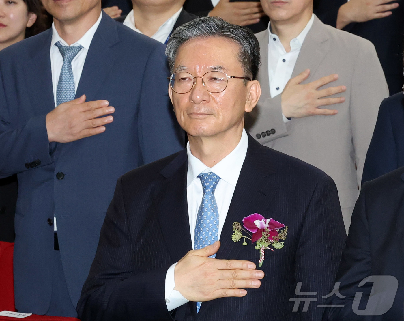 (과천=뉴스1) 김영운 기자 = 정성호 법무부 장관이 26일 경기 과천시 정부과천종합청사에서 열린 법무부 장관 이임식에서 국기에 대한 경례를 하고 있다.  2026.8.26/뉴스1 …