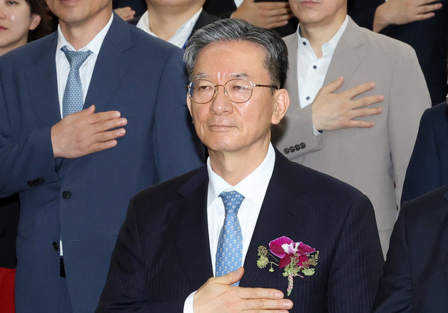 국민의례하는 정성호 장관