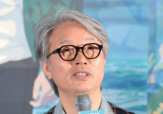 취재진 질문에 답하는 안재훈 감독