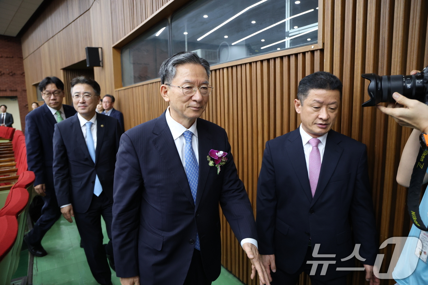 (과천=뉴스1) 김영운 기자 = 정성호 법무부 장관이 26일 경기 과천시 정부과천종합청사에서 열린 법무부 장관 이임식을 마치고 행사장을 나서고 있다. 2026.8.26/뉴스1