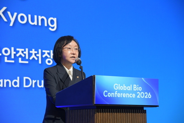 李대통령 "첨단 신약 개발은 미래 핵심 산업…규제혁신 속도 높여야"