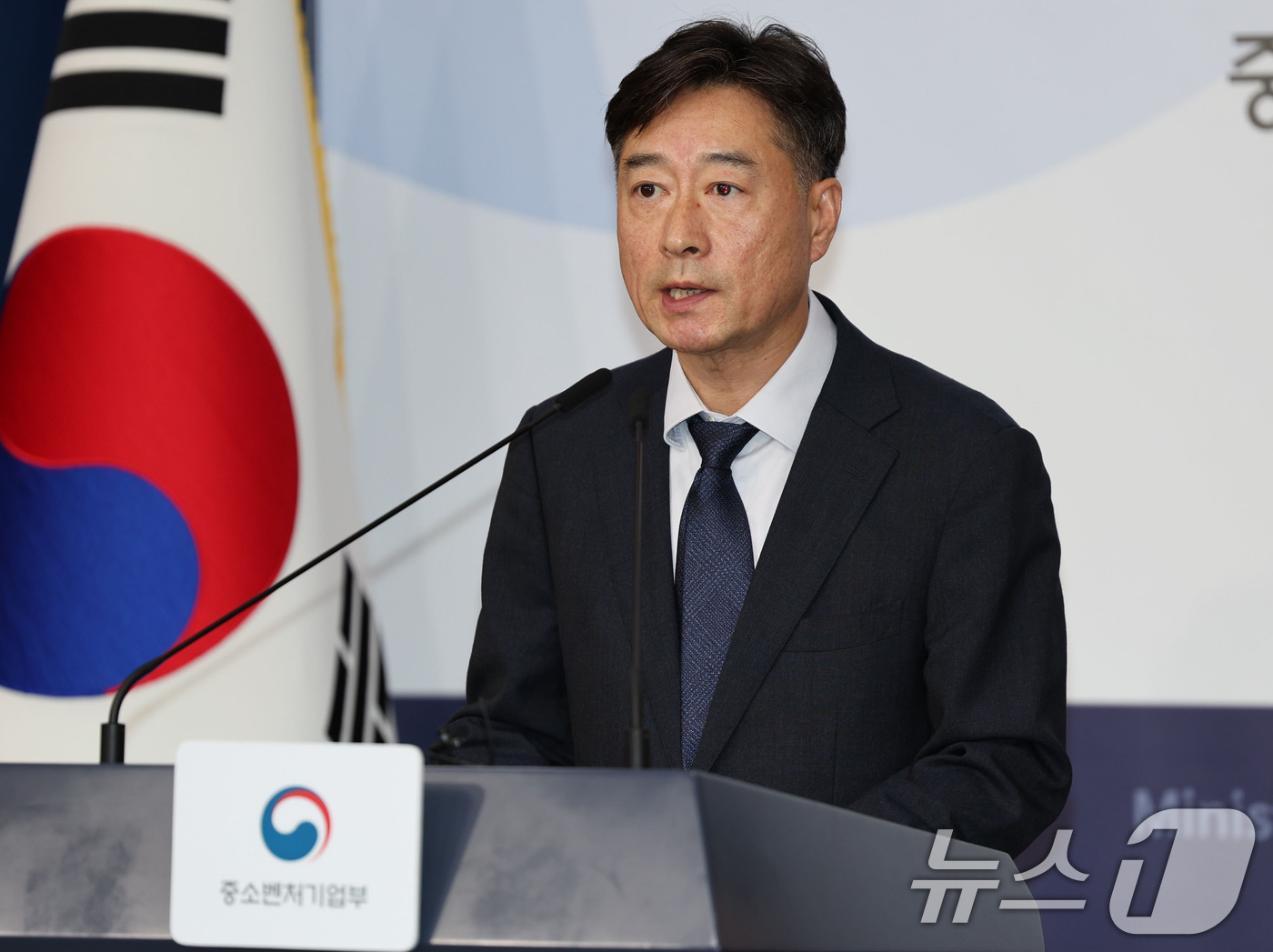 (서울=뉴스1) 이종덕 기자 = 박용순 중소기업정책실장이 26일 서울 세종로 정부종합청사에 '중소기업 지원사업 효율화 방안에 대해' 브리핑하고 있다. 2026.8.26/뉴스1