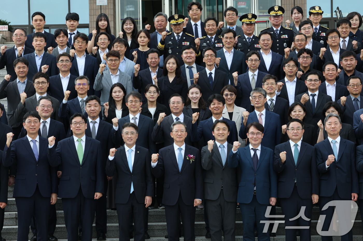 (과천=뉴스1) 김영운 기자 = 정성호 법무부 장관이 26일 경기 과천시 정부과천종합청사에서 열린 법무부 장관 이임식에서 이임식을 마치고 임직원들과 기념촬영을 하고 있다. 2026 …