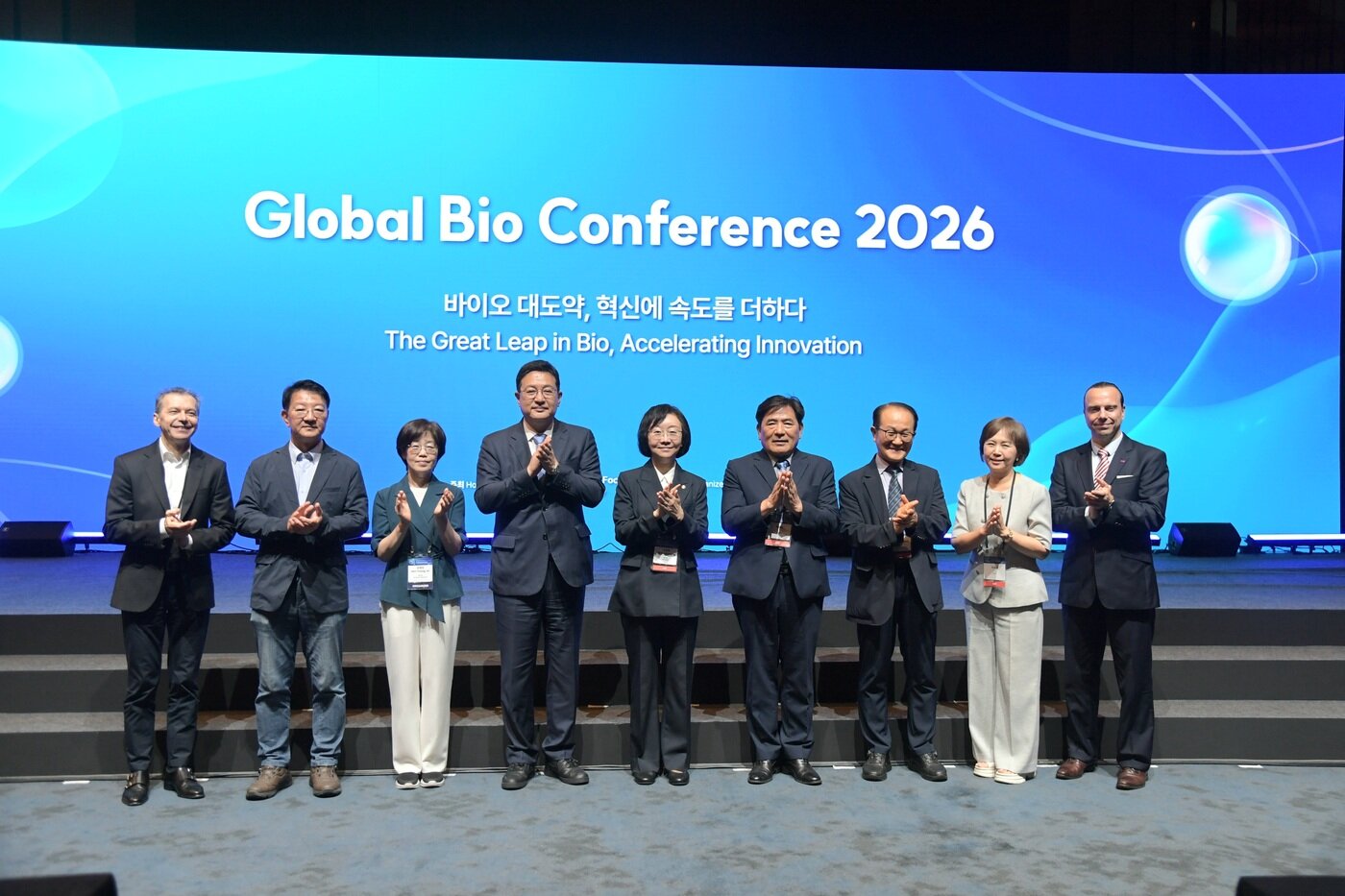 본문 이미지 -  '2026 글로벌 바이오 콘퍼런스'(GBC) 참가자들이 함께 기념사진을 촬영하고 있다. 2026.08.26 (식약처 제공)
