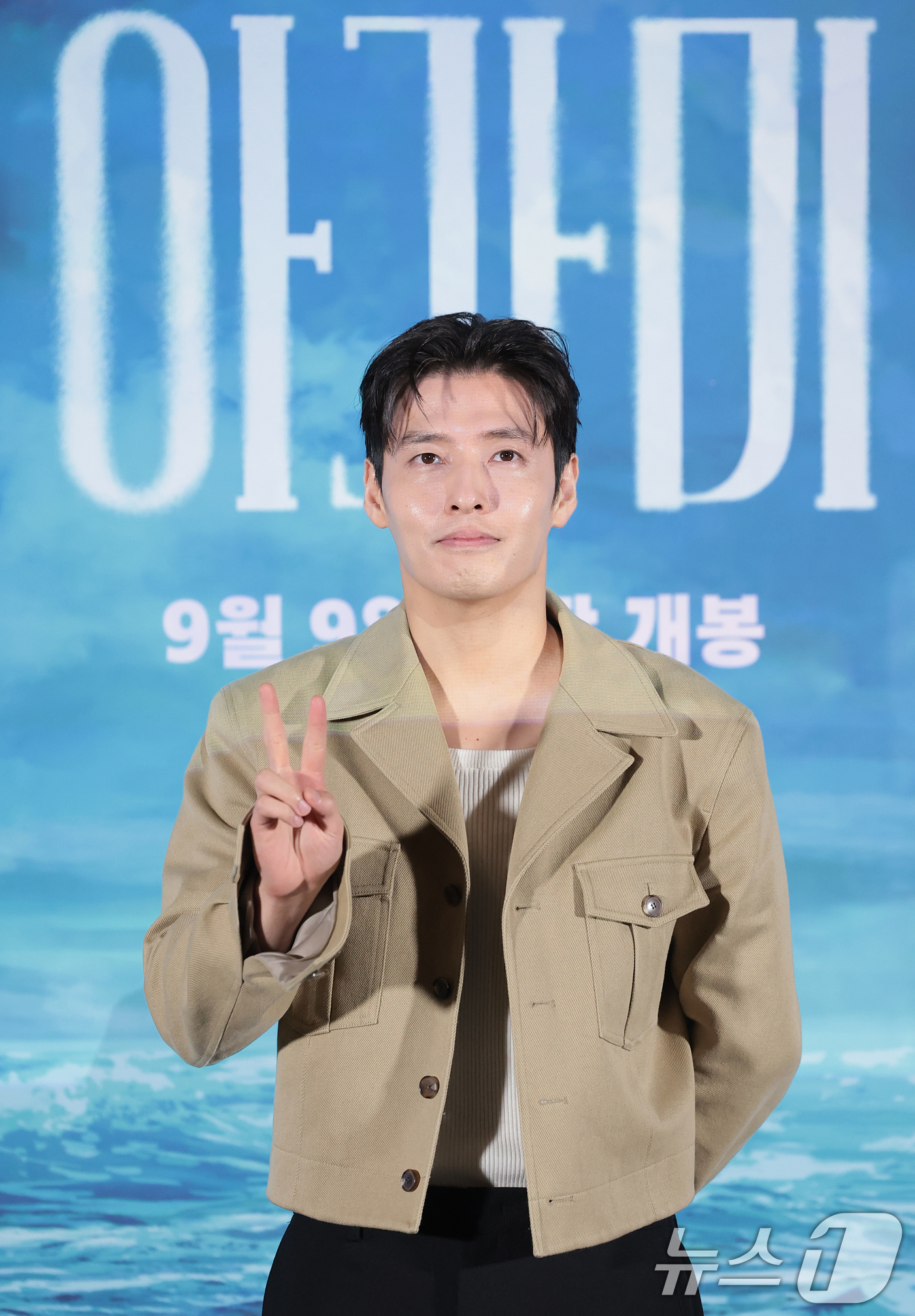 (서울=뉴스1) 권현진 기자 = 배우 강하늘이 26일 서울 용산구 CGV용산아이파크몰에서 열린 영화 '아가미' 언론시사회에 참석해 포즈를 취하고 있다.‘아가미’는 깊은 물속에 던져 …