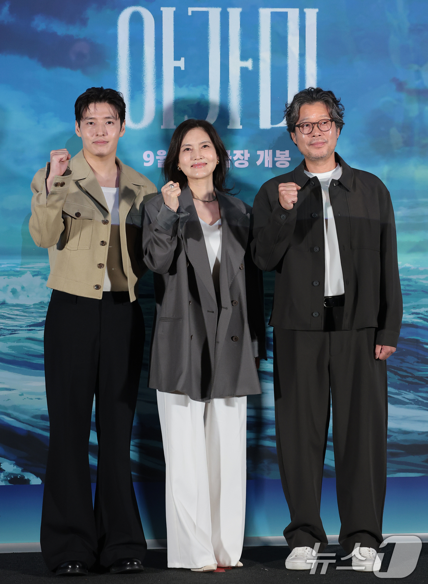 (서울=뉴스1) 권현진 기자 = 배우 강하늘(왼쪽부터)과 김선영, 유재명이 26일 서울 용산구 CGV용산아이파크몰에서 열린 영화 '아가미' 언론시사회에 참석해 포즈를 취하고 있다. …