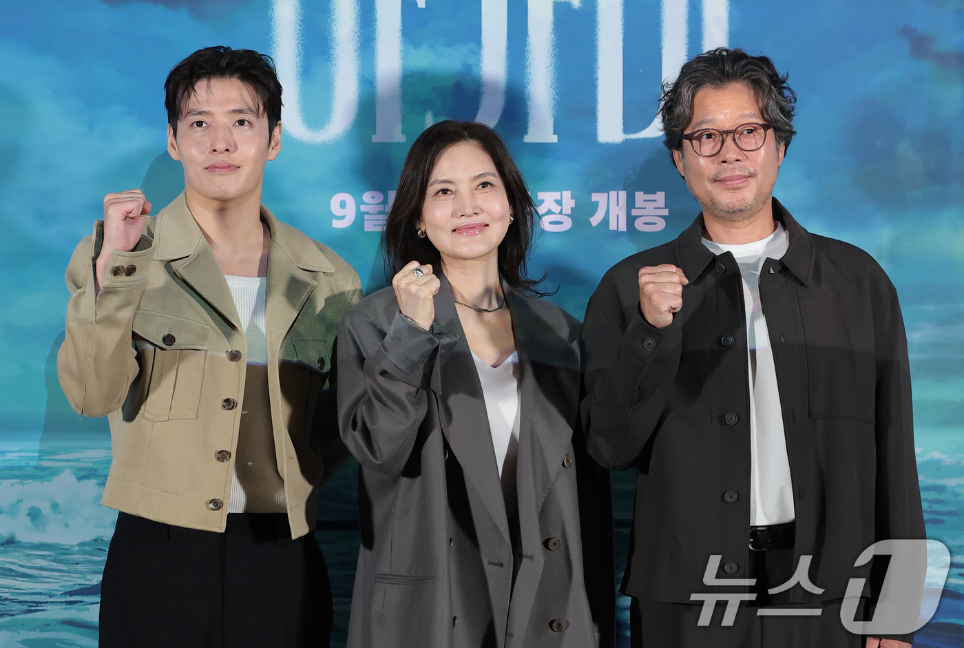 (서울=뉴스1) 권현진 기자 = 배우 강하늘(왼쪽부터)과 김선영, 유재명이 26일 서울 용산구 CGV용산아이파크몰에서 열린 영화 '아가미' 언론시사회에 참석해 포즈를 취하고 있다. …