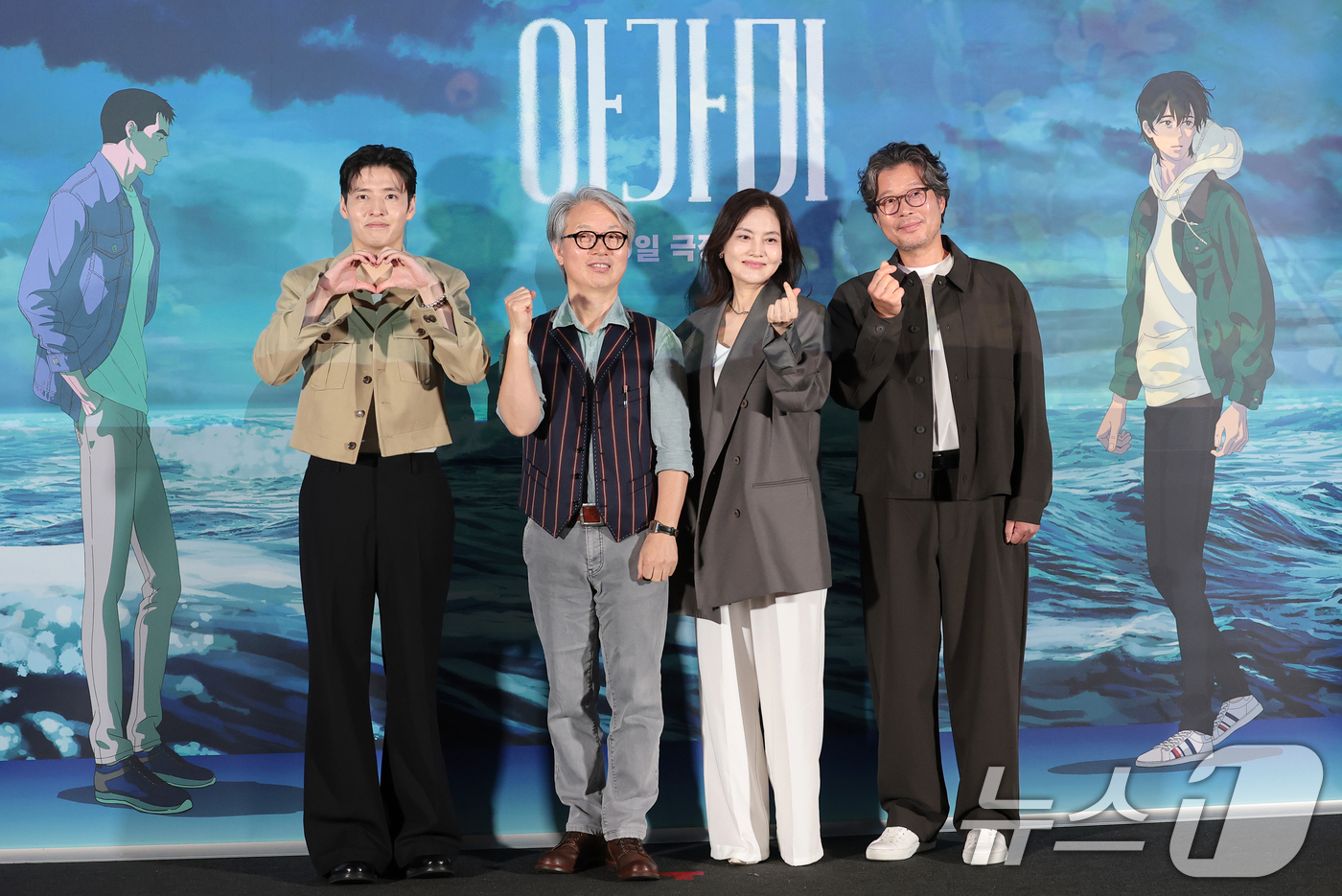 (서울=뉴스1) 권현진 기자 = 배우 강하늘(왼쪽부터)과 안재훈 감독, 김선영, 유재명이 26일 서울 용산구 CGV용산아이파크몰에서 열린 영화 '아가미' 언론시사회에 참석해 포즈를 …