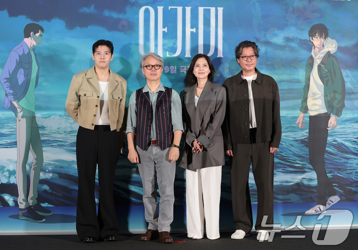 (서울=뉴스1) 권현진 기자 = 배우 강하늘(왼쪽부터)과 안재훈 감독, 김선영, 유재명이 26일 서울 용산구 CGV용산아이파크몰에서 열린 영화 '아가미' 언론시사회에 참석해 포즈를 …