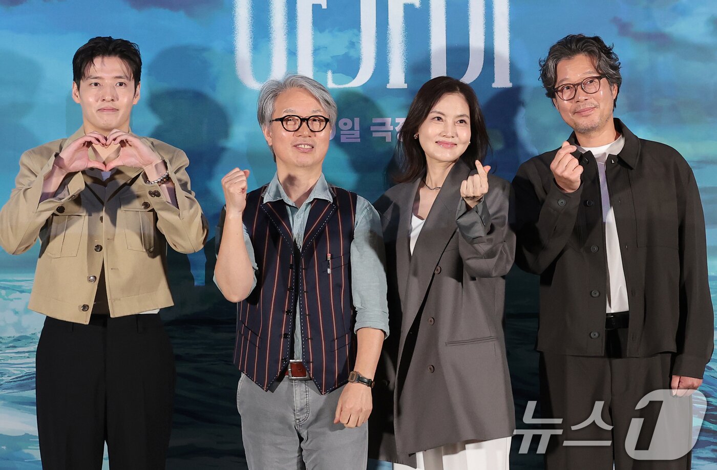 본문 이미지 - 배우 강하늘(왼쪽부터)과 안재훈 감독, 김선영, 유재명이 26일 서울 용산구 CGV용산아이파크몰에서 열린 영화 '아가미' 언론시사회에 참석해 포즈를 취하고 있다. ‘아가미’는 깊은 물속에 던져진 날 아가미가 생겨난 세상에서 유일한 아이 곤과 그의 세계 전부였던 존재들의 이야기를 그린 애니메이션이다. 2026.8.26 ⓒ 뉴스1 권현진 기자