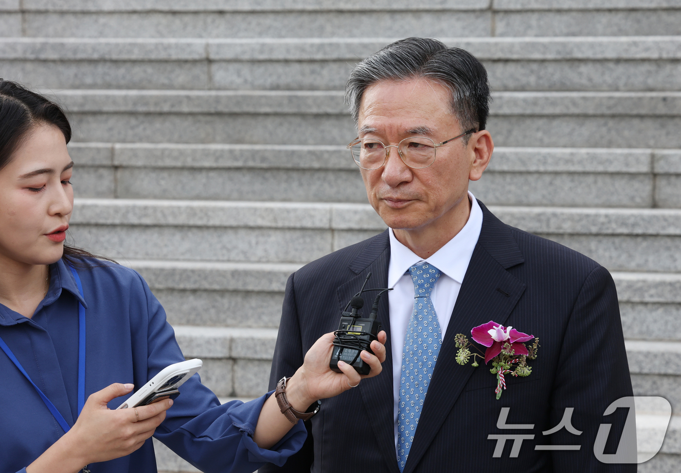 (과천=뉴스1) 김영운 기자 = 정성호 법무부 장관이 26일 경기 과천시 정부과천청사에서 열린 법무부 장관 이임식을 마치고 취재진의 질문에 답하고 있다. 2026.8.26/뉴스1