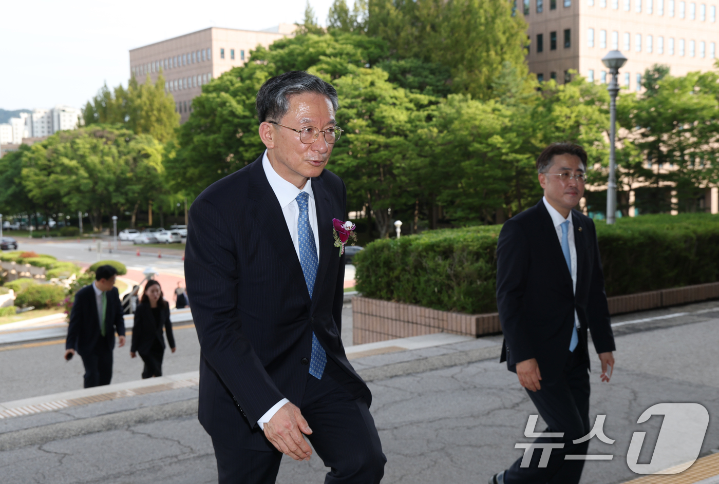 (과천=뉴스1) 김영운 기자 = 정성호 법무부 장관이 26일 경기 과천시 정부과천청사에서 열린 법무부 장관 이임식을 마치고 이동하고 있다. 2026.8.26/뉴스1