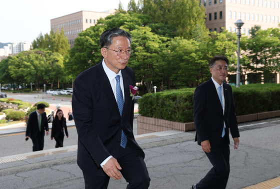 이임식 마치고 이동하는 정성호 장관