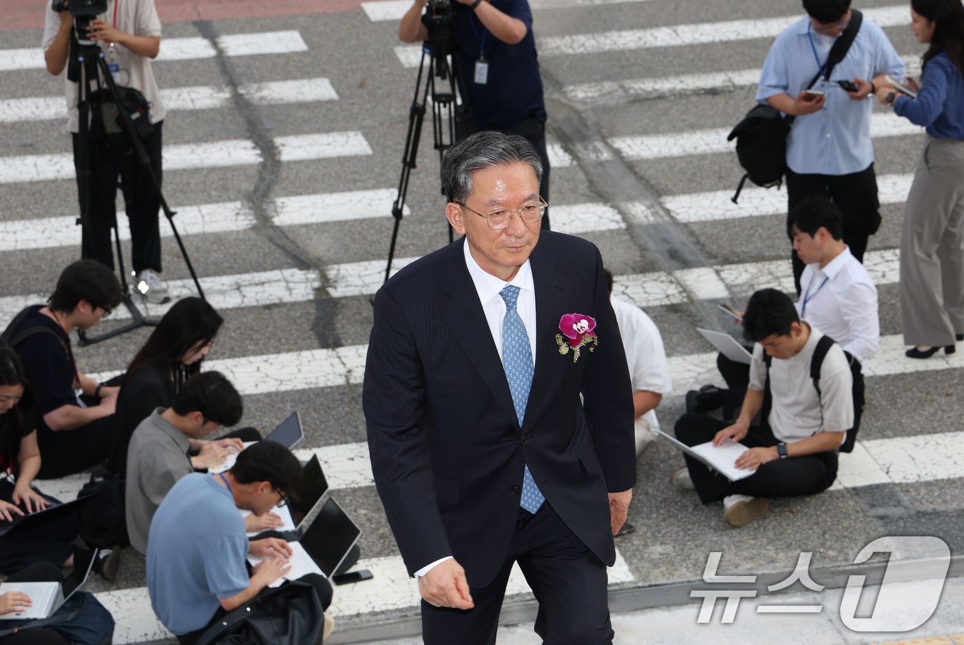 (과천=뉴스1) 김영운 기자 = 정성호 법무부 장관이 26일 경기 과천시 정부과천청사에서 열린 법무부 장관 이임식을 마치고 이동하고 있다. 2026.8.26/뉴스1