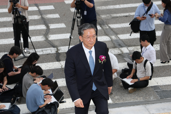 이임식 마치고 이동하는 정성호 장관