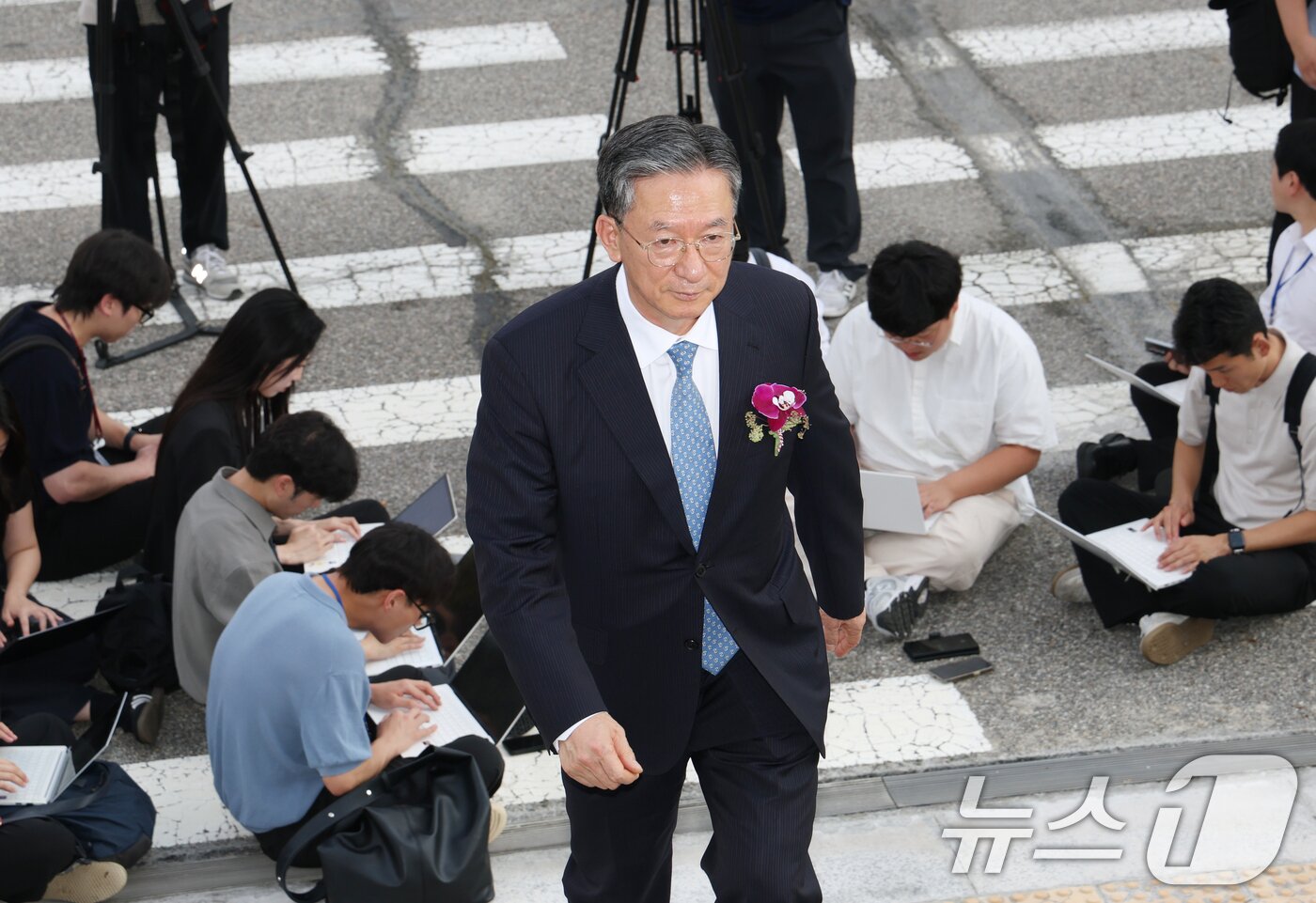 본문 이미지 - 정성호 법무부 장관이 26일 경기 과천시 정부과천청사에서 열린 법무부 장관 이임식을 마치고 이동하고 있다. 2026.8.26 ⓒ 뉴스1 김영운 기자