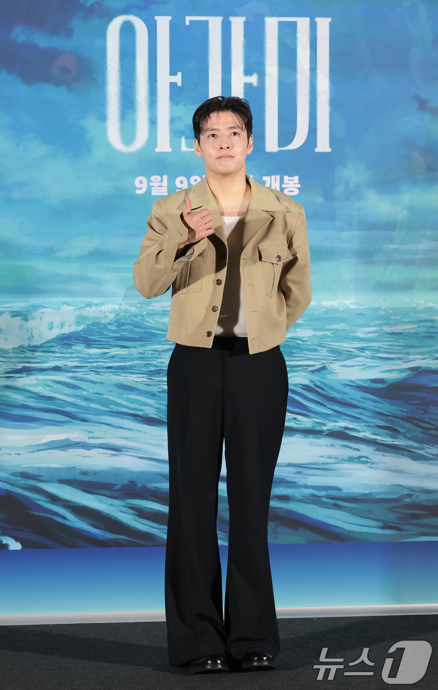 (서울=뉴스1) 권현진 기자 = 배우 강하늘이 26일 서울 용산구 CGV용산아이파크몰에서 열린 영화 '아가미' 언론시사회에 참석해 포즈를 취하고 있다.‘아가미’는 깊은 물속에 던져 …