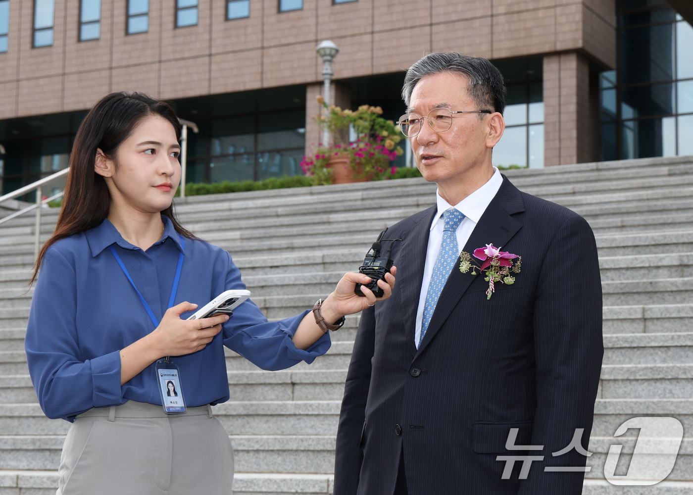 (과천=뉴스1) 김영운 기자 = 정성호 법무부 장관이 26일 경기 과천시 정부과천청사에서 열린 법무부 장관 이임식을 마치고 취재진의 질문에 답하고 있다. 2026.8.26/뉴스1