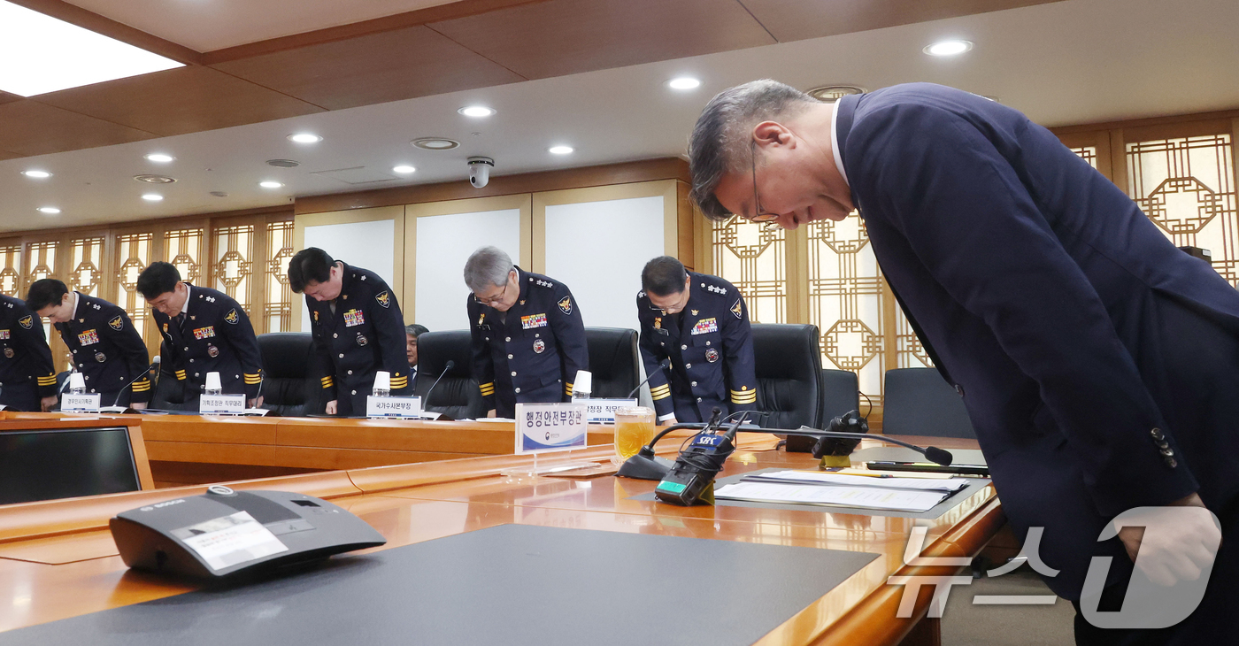 (서울=뉴스1) 김명섭 기자 = 윤호중 행정안전부 장관과 유재성 경찰청장 대행 및 경찰 지휘부가 26일 오후 서울 종로구 세종대로 정부서울청사에서 열린 경찰 지휘부 회의에서 제주 …