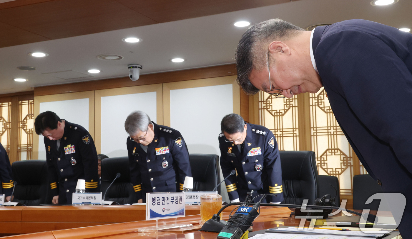 (서울=뉴스1) 김명섭 기자 = 윤호중 행정안전부 장관과  유재성 경찰청장 대행 및 경찰 지휘부가 26일 오후 서울 종로구 세종대로 정부서울청사에서 열린 경찰 지휘부 회의에서  제 …