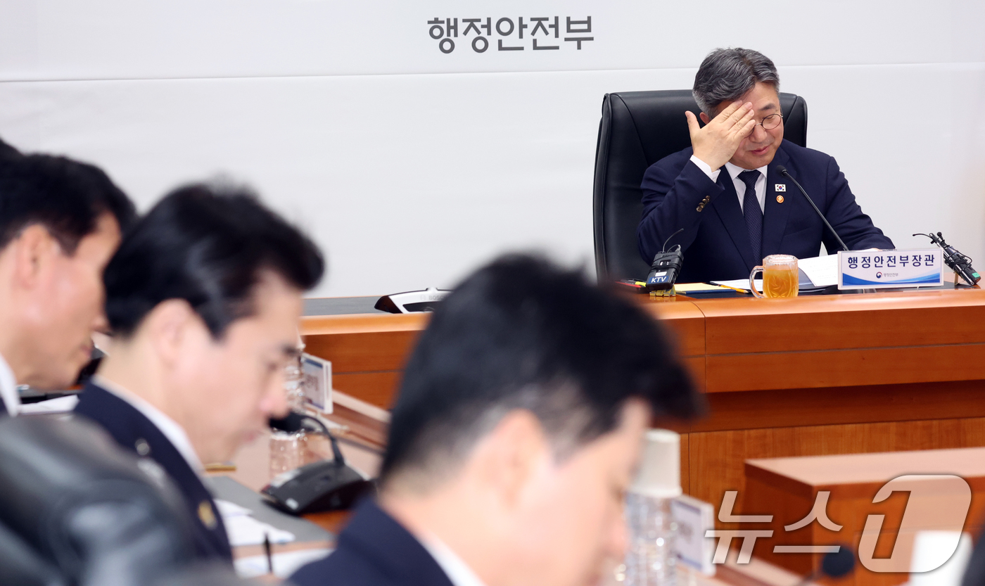 (서울=뉴스1) 김명섭 기자 = 윤호중 행정안전부 장관이 26일 오후 서울 종로구 세종대로 정부서울청사에서 열린 경찰 지휘부 회의에서 모두 발언을 하고 있다. 이날 회의에서 참석자 …