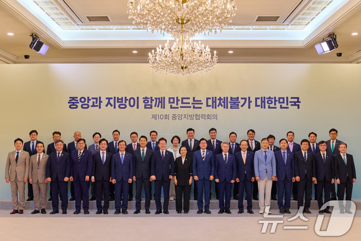(서울=뉴스1) 이재명 기자 = 이재명 대통령이 26일 청와대에서 열린 제10회 중앙지방협력회의에서 참석자들과 기념촬영을 하고 있다. (청와대 제공. 재판매 및 DB 금지) 202 …