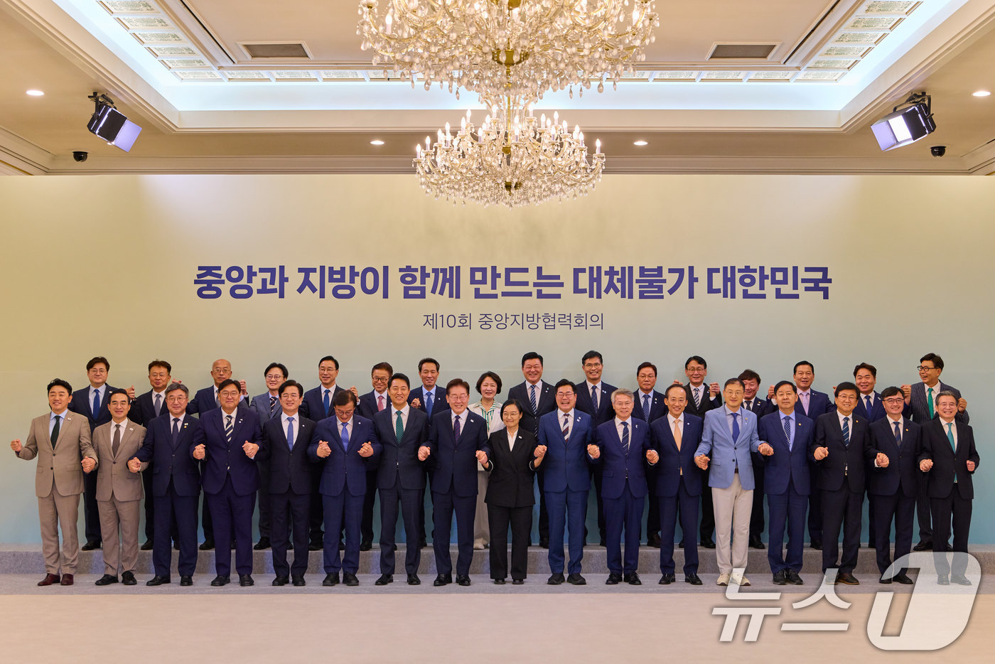 (서울=뉴스1) 이재명 기자 = 이재명 대통령이 26일 청와대에서 열린 제10회 중앙지방협력회의에서 참석자들과 기념촬영을 하고 있다. (청와대 제공. 재판매 및 DB 금지) 202 …
