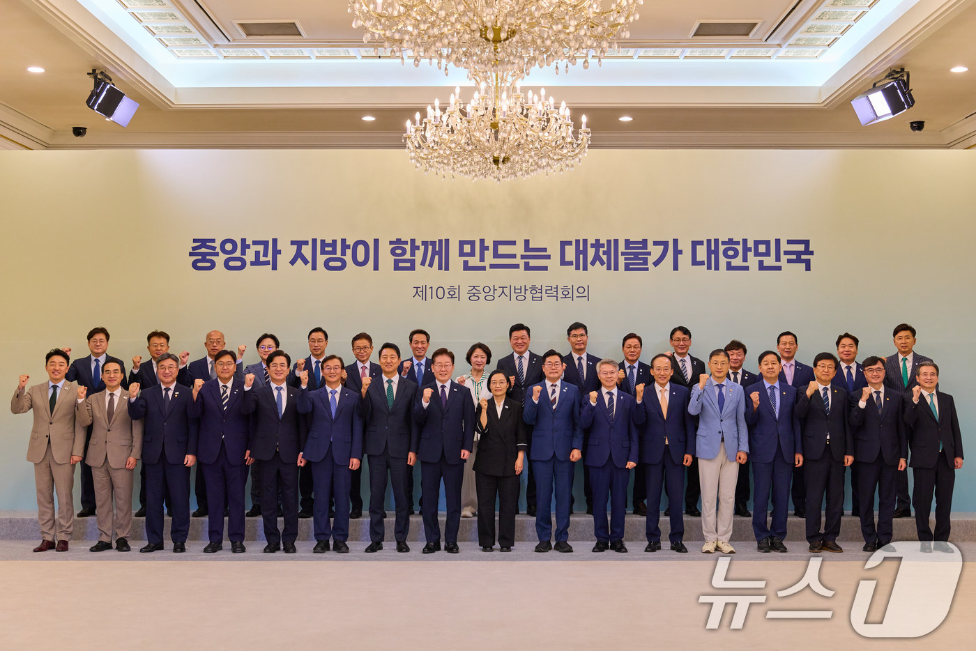 (서울=뉴스1) 이재명 기자 = 이재명 대통령이 26일 청와대에서 열린 제10회 중앙지방협력회의에서 참석자들과 기념촬영을 하고 있다. (청와대 제공. 재판매 및 DB 금지) 202 …