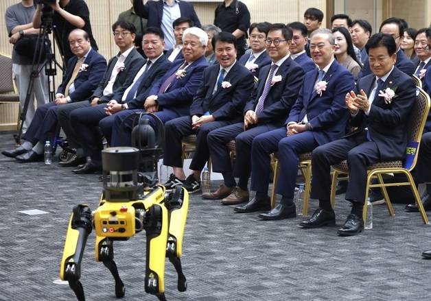 로봇견 시연 보는 정동영 장관