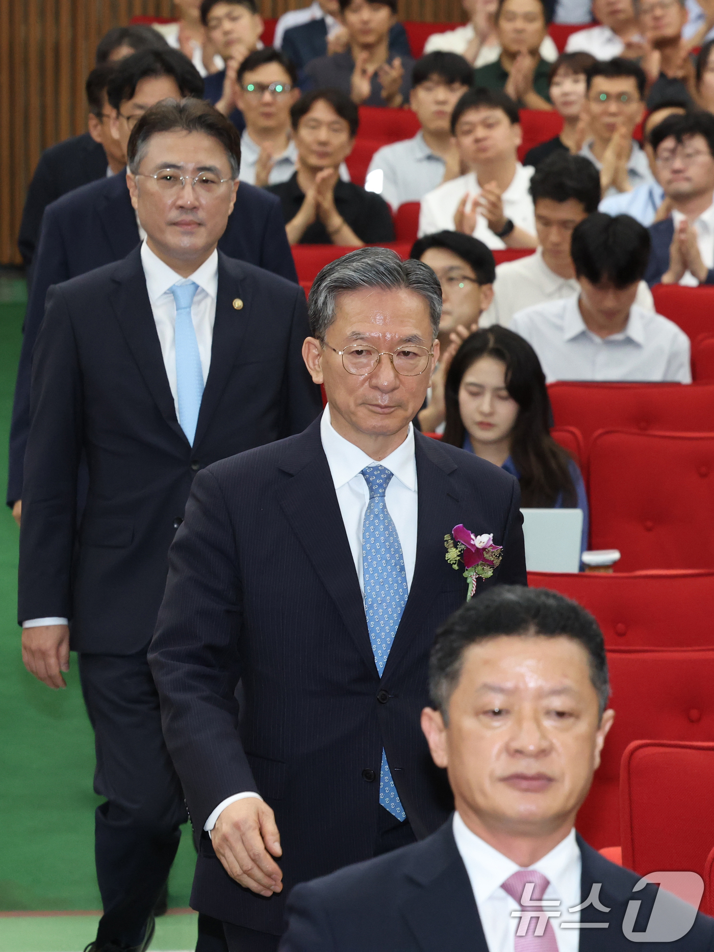 (과천=뉴스1) 김영운 기자 = 정성호 법무부 장관이 26일 경기 과천시 정부과천청사에서 열린 법무부 장관 이임식에 입장하고 있다. 2026.8.26/뉴스1
